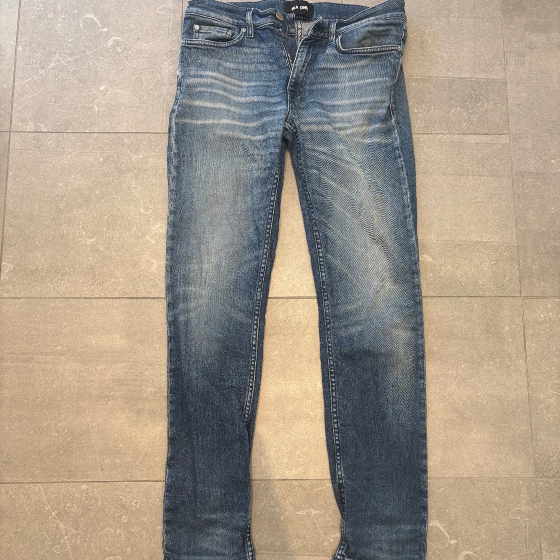 Blå slim fit jeans med slitningar
