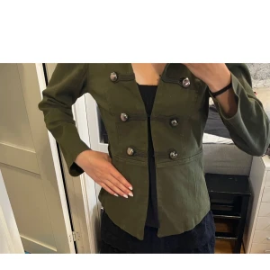 Olivgrön jeansjacka - Snygg olivgrön jeansjacka från Gina Tricot. Står storlek 36 men passar 34 också! 