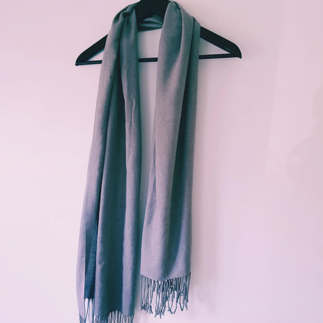 Grå halsduk med fransar - 1
