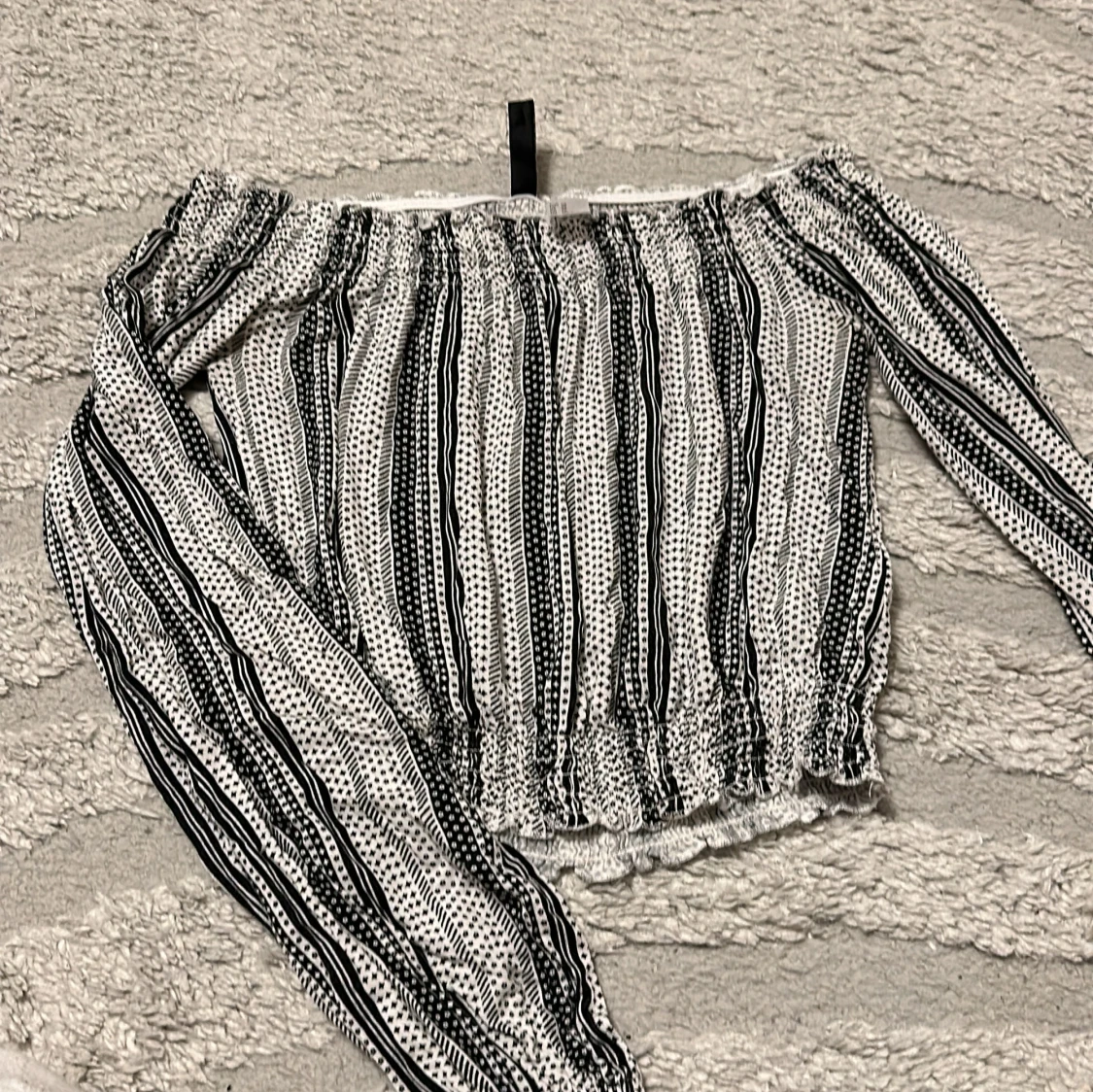 Randig offshoulder topp i svartvitt