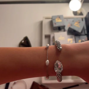 Caroline Svedbom armband - Caroline Svedbom armband i silver. Bra skick men tappat lite färg längst in som man ser på bilden, men det är inget man ser när man har på sig armbandet. Nypris 995kr