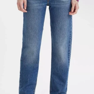 Levi's Middy - Klassiska Levi's  jeans i blått med raka ben och normal passform. Jeansen har fem fickor och är tillverkade i slitstarkt denim. Säljs pga inte kommer till användning. 