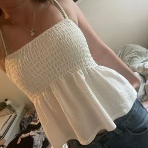 Vitt linne - Supersöt vitt linne från gina tricot. Aldrig använt. Axelbanden kan plockas av💕