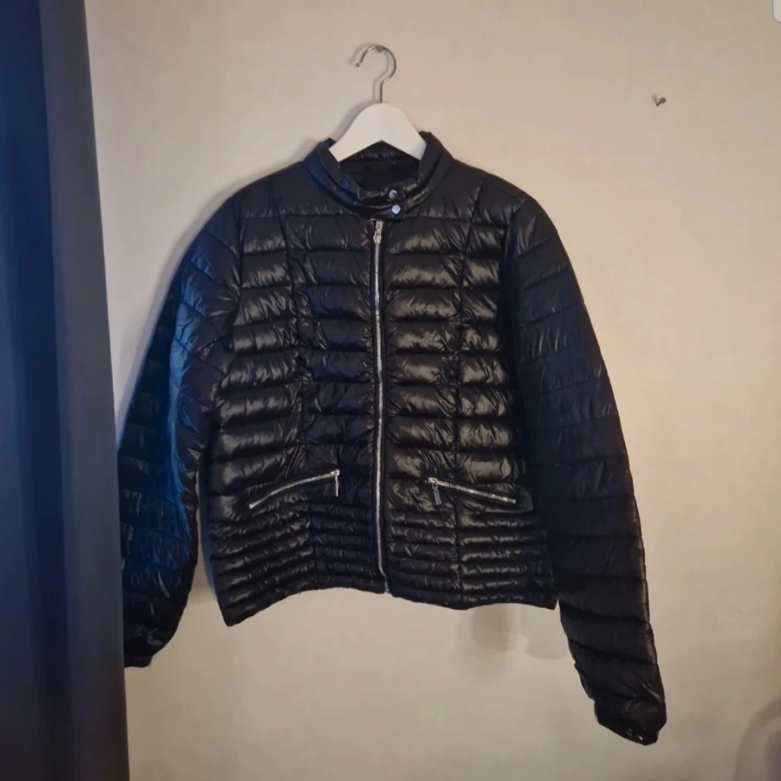 Svart jacka från Amisu