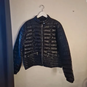 Svart jacka från Amisu - Snygg svart jacka från Amisu i storlek 42. Modern jacks som passar perfekt till kyliga sommrar, höst och vår.