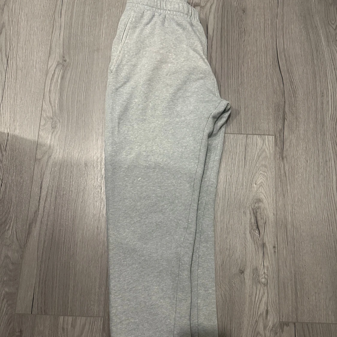 Grå mjukisbyxor från Nike - 1