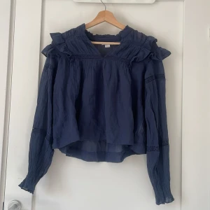 Mörkblå långärmad blus från Gina Tricot - Jätte fin tunn mörkblå blus från Gina tricot, perfekt för varma sommar dagar och passar till jeans och kjolar