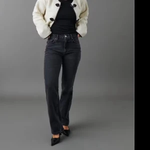 Svarta jeans från Gina  - Snygga svarta jeans med klassisk rak passform från Gina. Perfekta för dig som gillar en tidlös och avslappnad look. Aldrig använda 