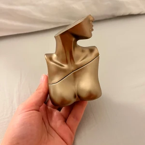 Eilish parfym av Billie Eilish - Halva använd, 30 ml. 