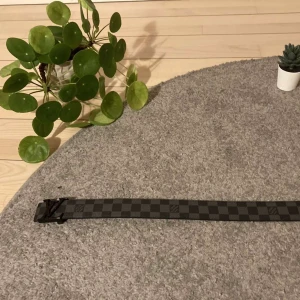 Svart rutigt läder bälte med silver spänne - Detta bältet har en stilren rutigt svart mönster som passar till vilken outfit som helst! Timmlös eller finklädd. Detta bältet är perfekt till dig som gillar mörkare outfits. Priset kan diskuteras!