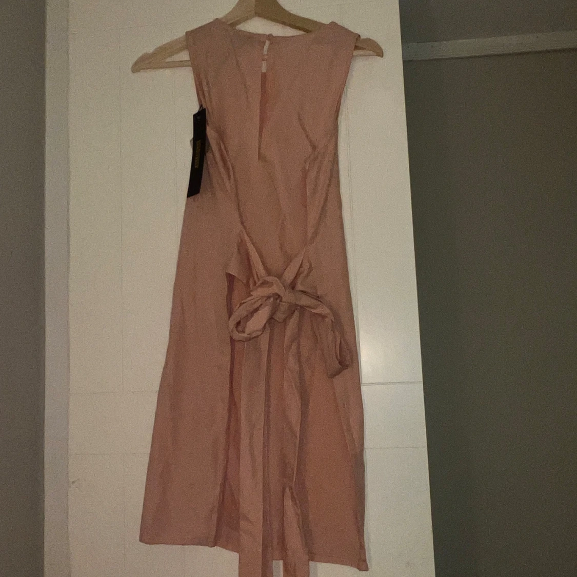 Ljusrosa ärmlös klänning med knyt - 1