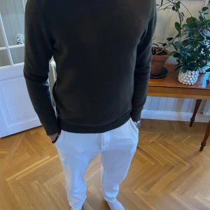 Mörkgrön stickad tröja från Selected Homme - En stilren mörkgrön stickad tröja från Selected Hommes. Den har använts väldigt sparsamt och säljs därmed. Model är 183 cm & 75kg. Bara att skriva om ni har några frågor!