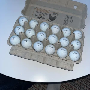 Pro v1 bollar för bra pris - 14 pro v1 och 4 pro v1x till rimligt pris! Istället för att köpa 12 nya pro v1 bollar för 650kr kan du köpa 18 för 340kr av mig! Bollarna är i bra skick! Skulle ge de ett medelskick på 8,5. 