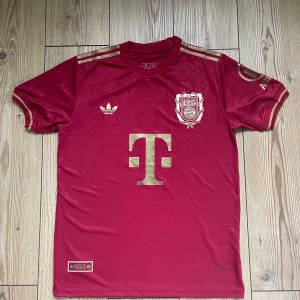 Bayern Munchen Fotbollströja - Hej, jag säljer nu denna fina Bayern Munchen tröjan som ska användas nu för kommande säsongen! Tvek inte att skriva vid frågor. Replika, skickar ut den inom ett dygn. 