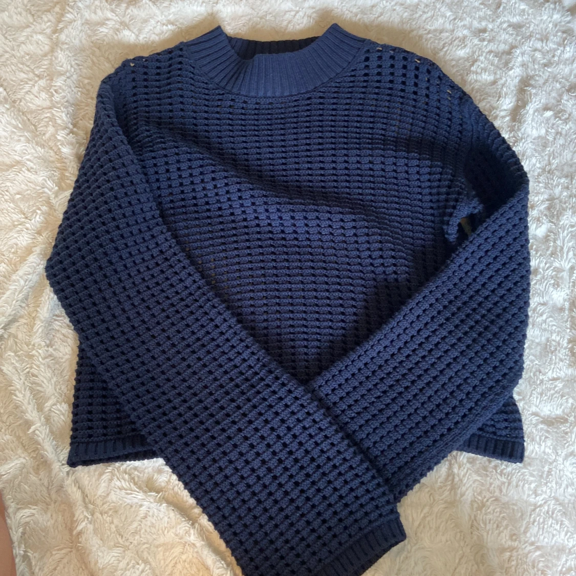 Mörkblå stickad tröja Holly & Whyte