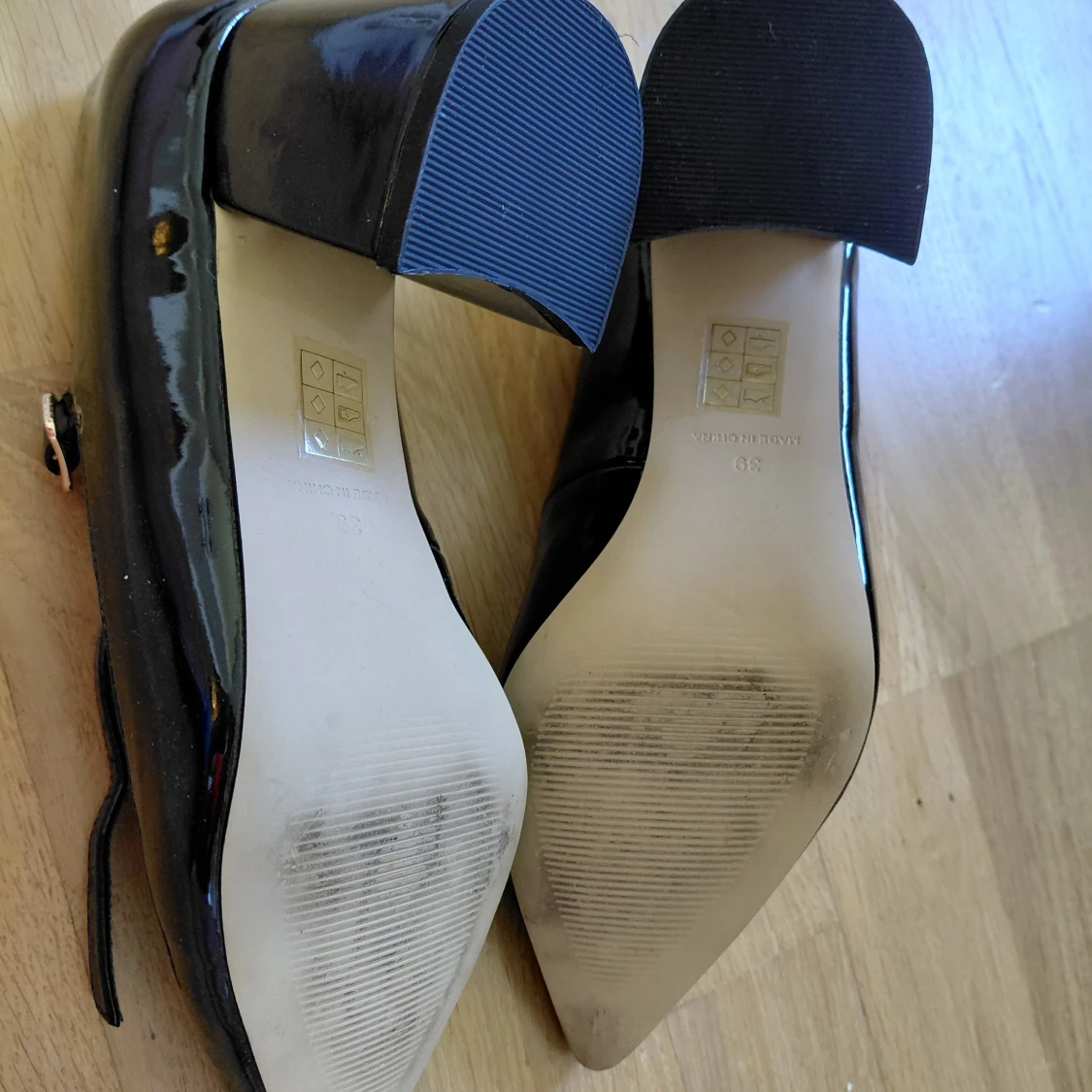 Svarta lackpumps med blockklack - 2