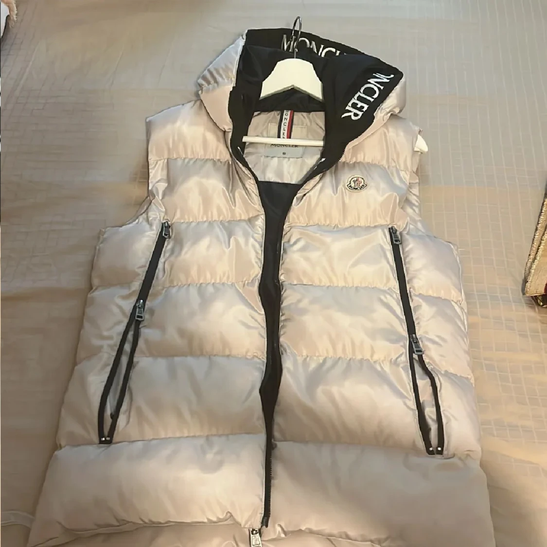 Dunväst från Moncler med huva