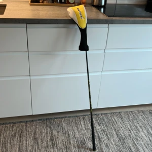 En open junior driver perfekte för barn från 11-12 har en liten buckla på baksidan, men förändrar ingenting - Bilderna visar en golfklubba med headcover, men ingen bok syns på bilderna. Vänligen ladda upp bilder på en bok för att få en beskrivning.