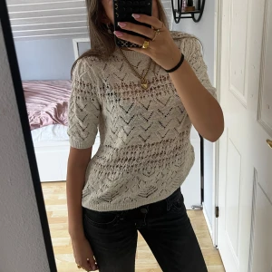  Krämvit topp från Zara - Säljer en krämvit topp från Zara med korta ärmar och snyggt hålmönster i zickzack. Perfekt till sommarn o utomlandsemestern. I jättefint skick. Hör av er vid frågor💕