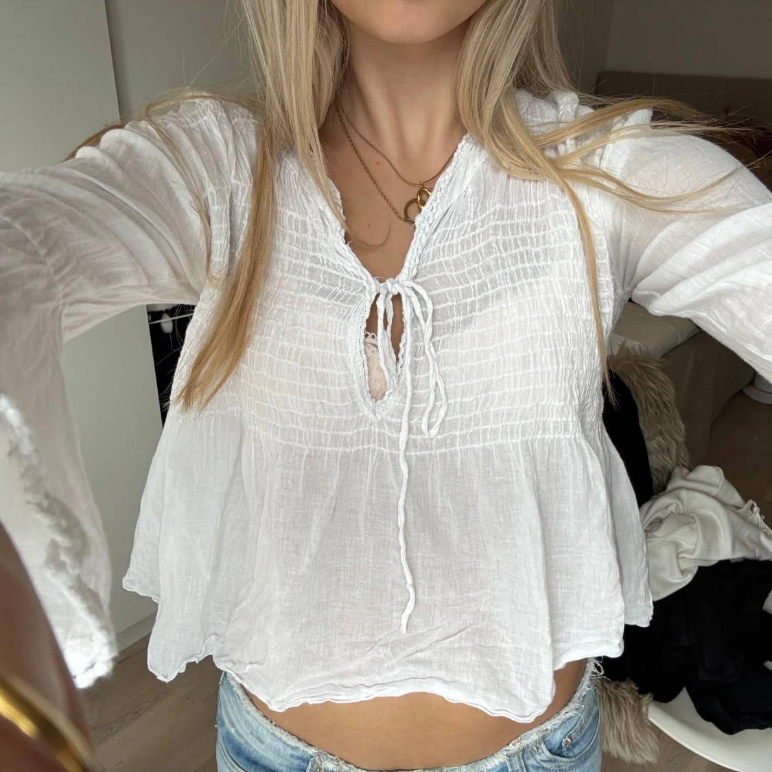 Vit blus med knyt och volang