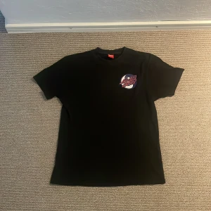 Santa cruz t shirt  - Svart t-shirt med tryck från Santa Cruz  i storlek S. Längst ner till höger av tröjan är det 3 minimala hål som knappt märks vid användning. Kontakta gärna vid frågor! 