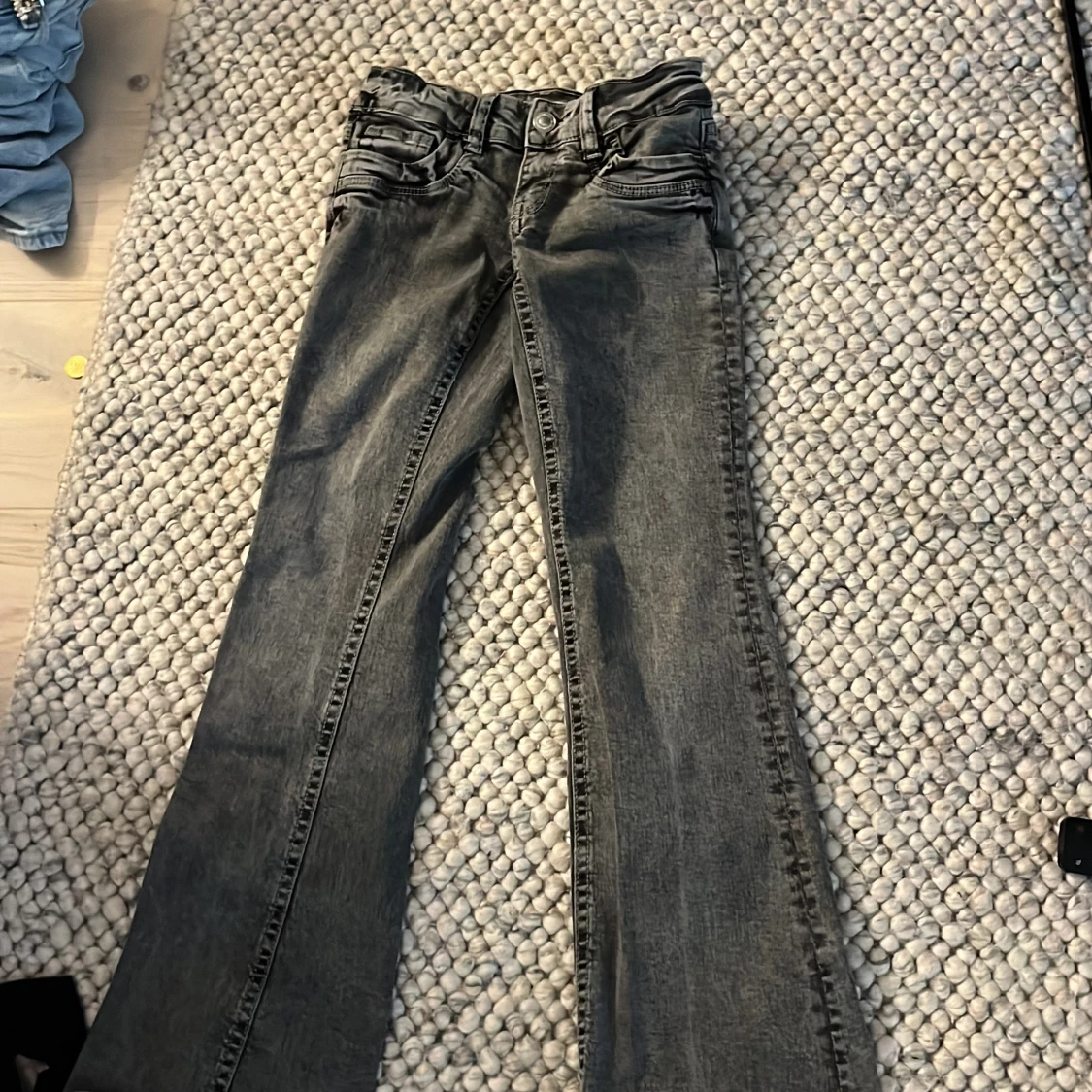 Grå bootcut jeans Gina Tricot i storlek 146 tall