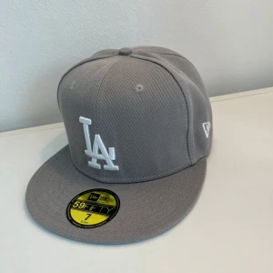 LA Keps Grå - Grå LA keps. Aldrig använt, helt ny. Storlek 55,8