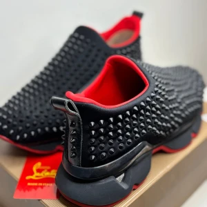 Christian Louboutin svarta sneakers med nitar.  - Snabb affär kan diskuteras privat