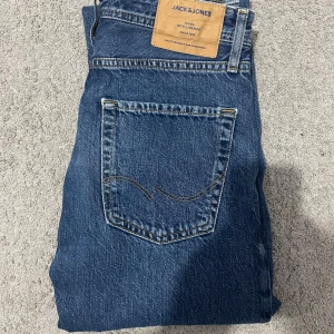 Blåa jack and jones jeans  - Säljer ett par fina jack and jones jeans som bara är använda några gånger! Jag har i vanliga fall storlek W29 L32 men efter som dessa är i modellen loose fit så passade dom jättebra. Hör av er vid fler frågor!😁