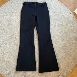 Svarta bootcut kostymbyxor - Säker ett par kostymbyxor
