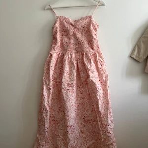 Lång blommig sommarklänning med smock - Supersöt långklänning med smala justerbara axelband och smockad överdel. Som ny då den endast är använd en gång!💖