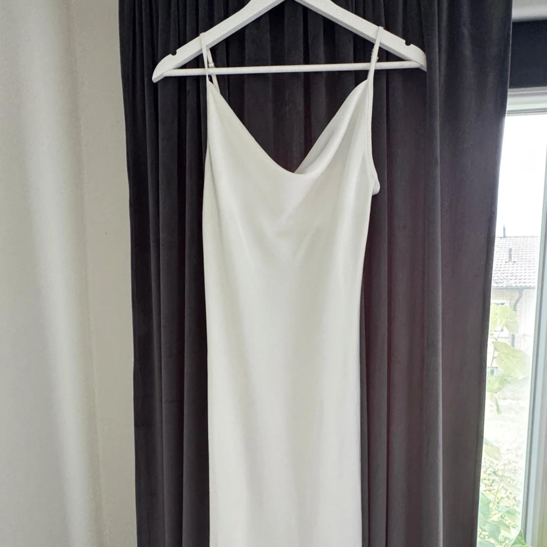 Vit långklänning med smala axelband - 2