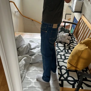 Replay anbass 32/32 - Säljer ett par Replay anbass hyperflex där nypris är runt 1600 på just den här modellen. Köpte på VOLT för 1 månad sen. Midjan är egentligen 34 men sitter som 32. längden är också 32.