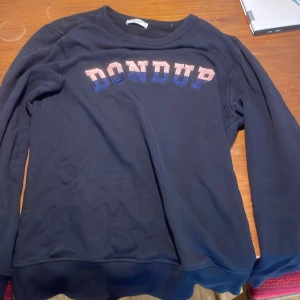 Tröja från donup  - Säljer en fin tröja från donup. Bra skick. Inga tydliga defekter. Passar som en vanlig large. Skriv vid frågor😁