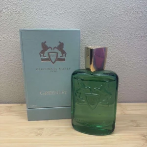 Parfums de Marly Greenley 125ml  - Greenley från Parfums de Marly är en lyxig parfym i en stilren grön glasflaska med silverfärgat lock. Flaskan har en elegant relief med två hästar och sköld. Kommer i originalkartong i matchande ljusgrön färg. Volym: 125 ml.         Sampels 10Ml finns även ‼️‼️‼️‼️