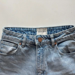 Ljusblå high waist jeans från Abrand - Säljer ett par jeans från Abrand i en otrolig ljusblå färg. Jeansen har hög midja och rak passform💕Nypris 999kr, knappt använda!💕Storlek 25