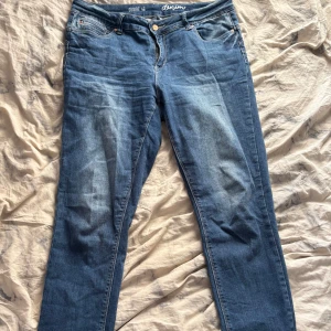 Jeans  - Snygga blå jeans från Desiré denim i storlek 46. Klassisk femficksmodell med dragkedja och knapp framtill. Jeansen har raka ben och normal passform, tillverkade i mjukt denimtyg. Perfekta för en chill och avslappnad stil.