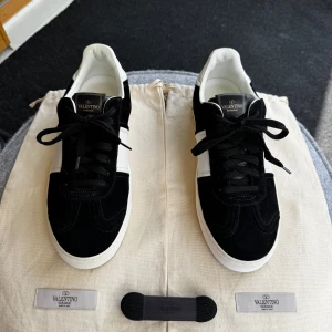 Valentino Garavani Flycrew svartvita sneakers - Säljer ett par Valentino Flycrew skor i den eftertraktade färgen svartvit. Storlek 42, passar även 43. Skorna är i Nyskick och alla nitar är kvar. Nypris: 7000kr , jag lägger ut för endast 4499kr då dem endast ligger i garderoben.                        Skopåsar och nya snören tillkommer.                         Fraktar spårbart via PostNord 📦                                  Hör gärna av er vid fler bilder eller frågor ! 