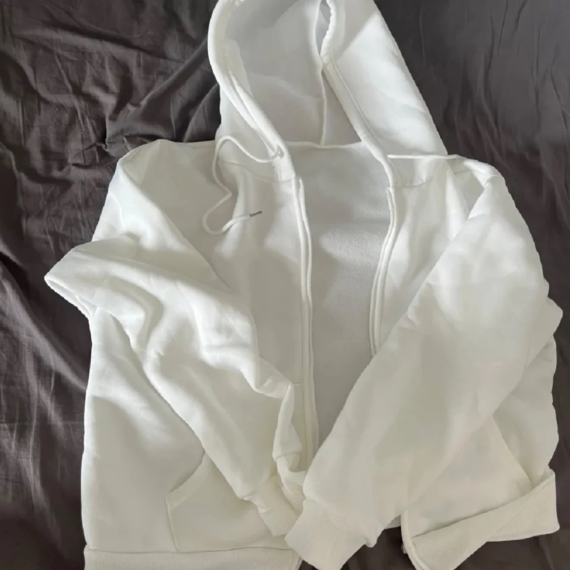 Vit hoodie med dragkedja och huva - 2