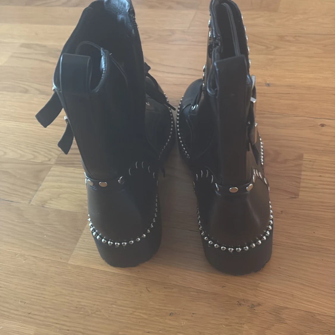 Svarta boots med nitar och spännen - 1