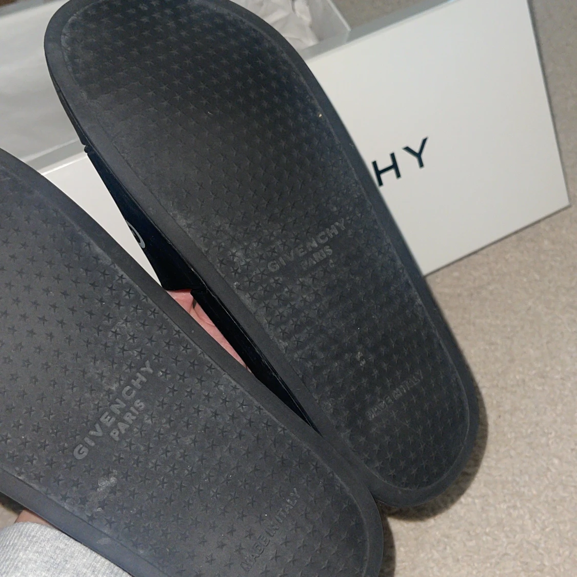 Svarta slides från Givenchy Paris - 2