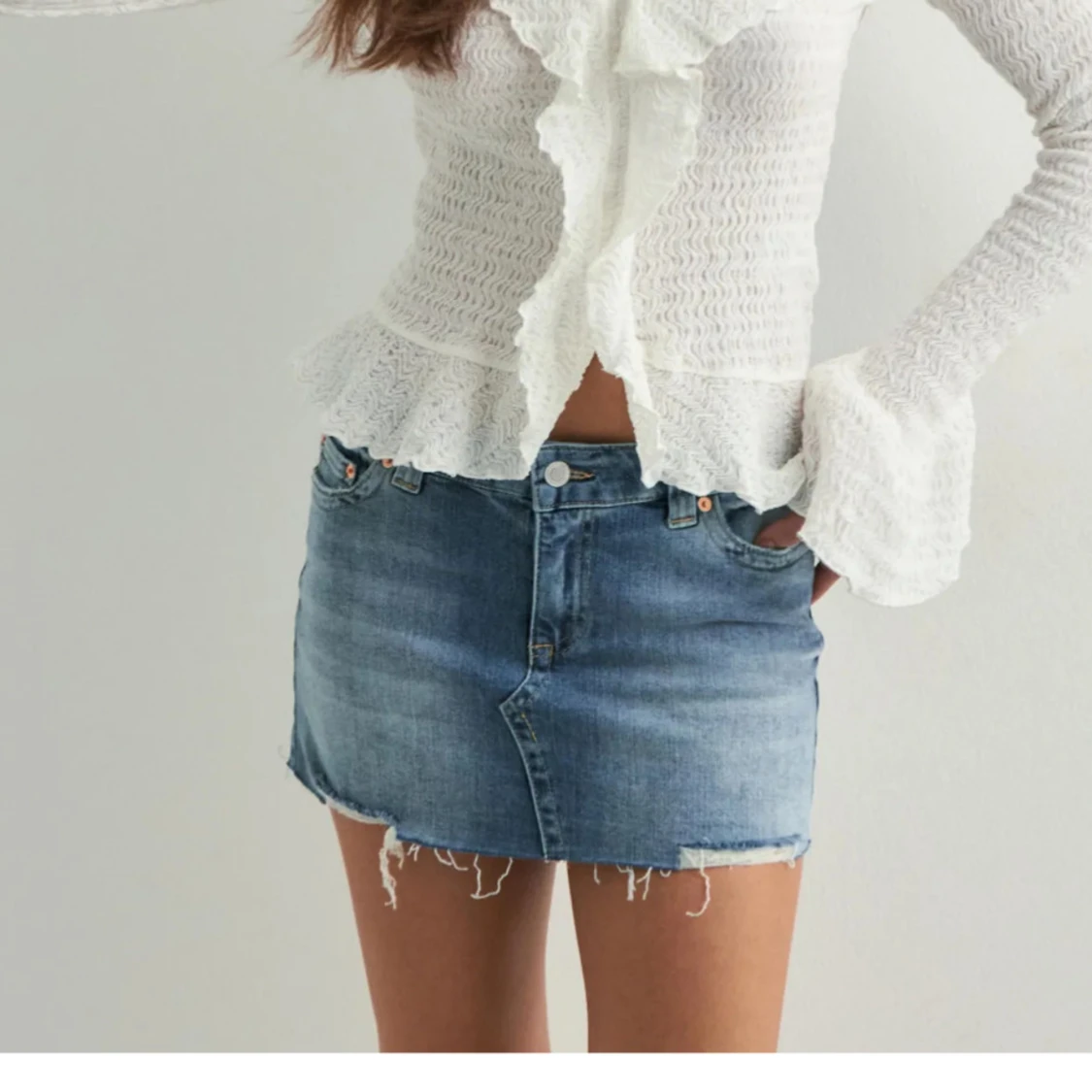 Blå jeanskjol med fransig kant