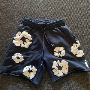 Denim Tears shorts - Blåa mjukis shorts från denim tears i bra skick knappt använda tvättas innan köp storlek m pris kan diskuteras