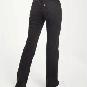 Lågmidjade Levis jeans - Lågmidjade svart/grå Levis jeans i modellen ”superlow boot” Strl W27 L30 och använda en gång!! (nypris 999:-) priset kan diskuteras