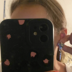 Silvriga leopardörhängen med spikes - Jättesnygga leopardörhängen!!  Från Kappahl!