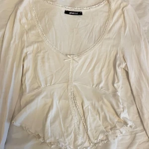 Vit Spetströja från GinaTricot  - Jättefin tunn långärmad tröja från GinaTricot, storlek S. Använd fåtal gånger! Säljer även i grå!