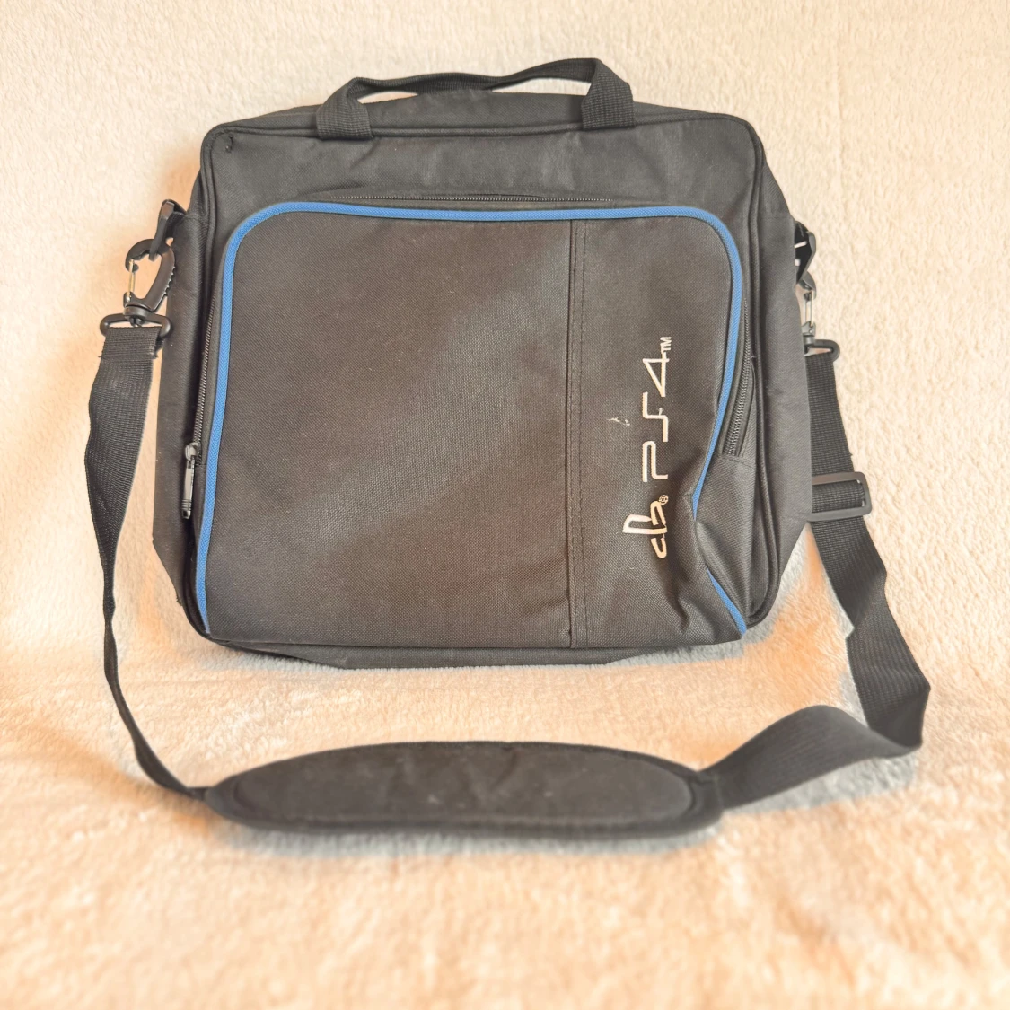 Svart PS4 datorväska med blå detaljer