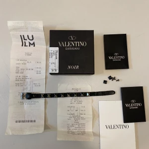 Svart valentino armband - Svart Valentino armband //  21,5cm //  Bra skick men har tecken på användning //  100% äkta kvitto och extra nitar finns // skriv vid minsta fråga eller fundering💯🤝