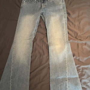 True Religion ljusblå bootcut jeans - Snygga ljusblå jeans från True Religion med bootcut passform och klassiska kontrastsömmar. Säljer pga de aldrig har kommit till användning och inte passar mig. Pris kan diskuteras❤️