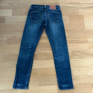 Levis jeans - Ett par jeans i fint skick och som dessutom har en extremt snygg tvätt. De har märken i bak på benet men inget hål eller liknande utan ser ut att passa till tvätten. Nypriset på dessa jeans ligger på runt 1000kr, hör av er vid intresse eller vid minsta lilla fråga!